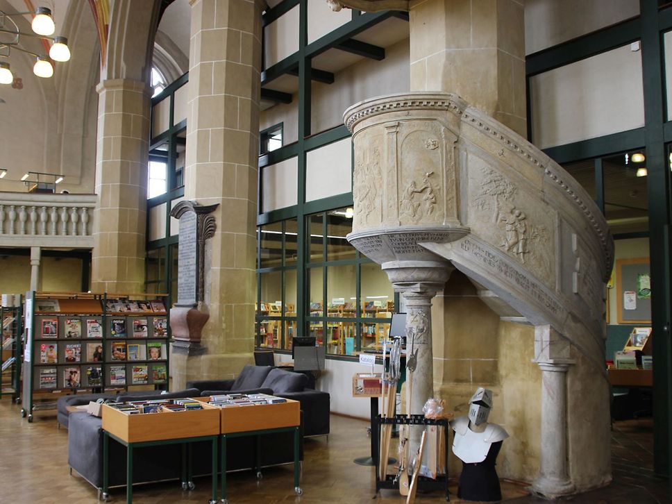 Blick in die Stadtbibliothek, die sich im Mönchenkloster befindet.