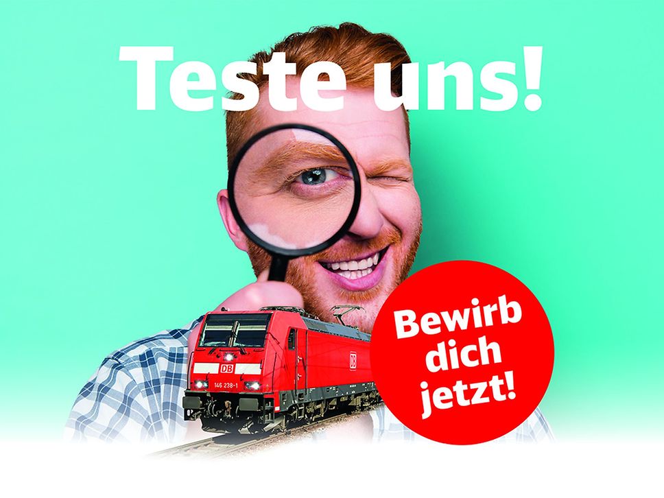 Ein Mann schaut durch eine Lupe, rechtes Auge ist vergrößert. Unter ihm ein roter Regionalzug.