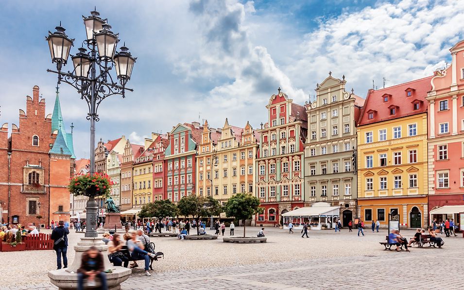 Blick auf den Marktplatz von Wroclaw mit bunten verzierten Hausfassaden