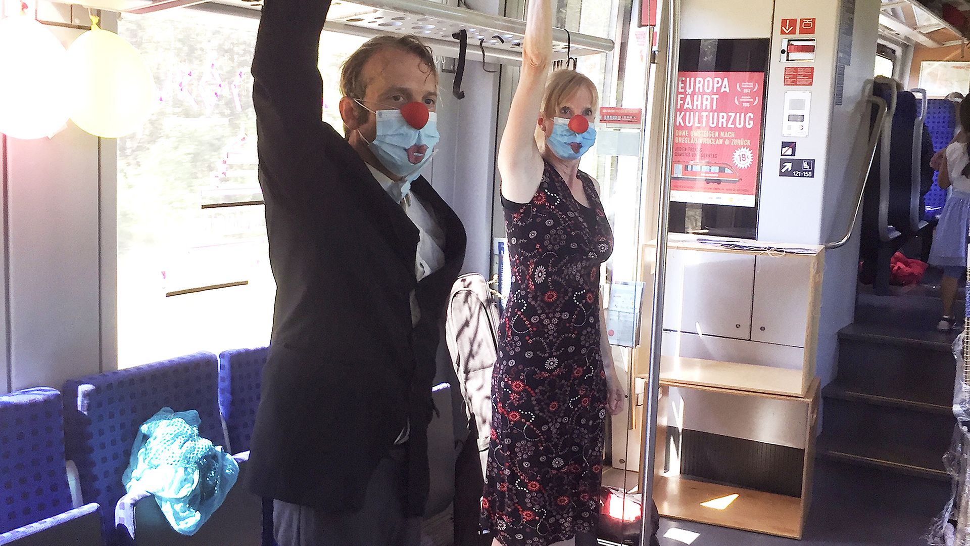 Zwei Clowns präsentieren ihr Programm im Kulturzug während eines Maskenballs