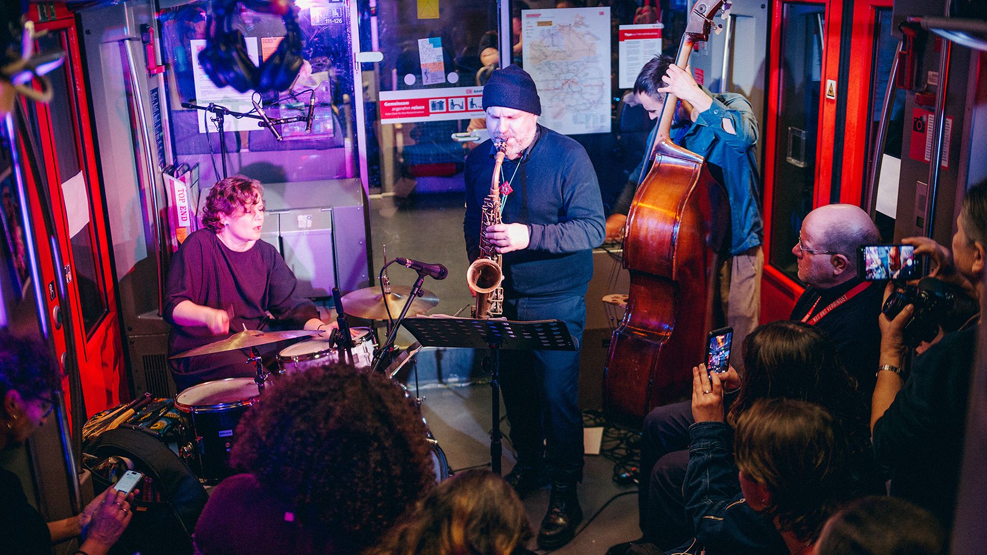 Eine Trio mit Saxofon, Kontrabass und Schlagzeug im Kulturzug