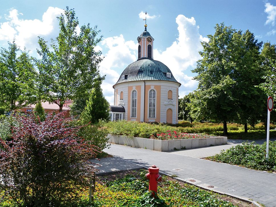Blick auf den Berlischky-Pavillon, ringsrum Bäume und Beete.
