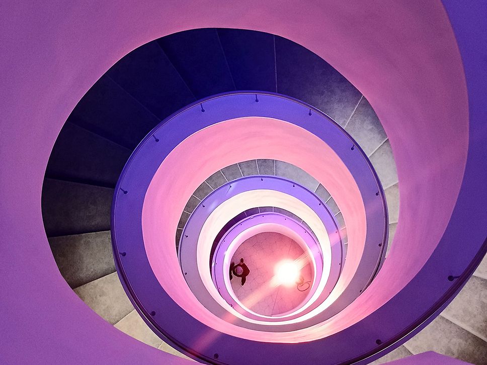 Eine Wendeltreppe von oben fotografiert.