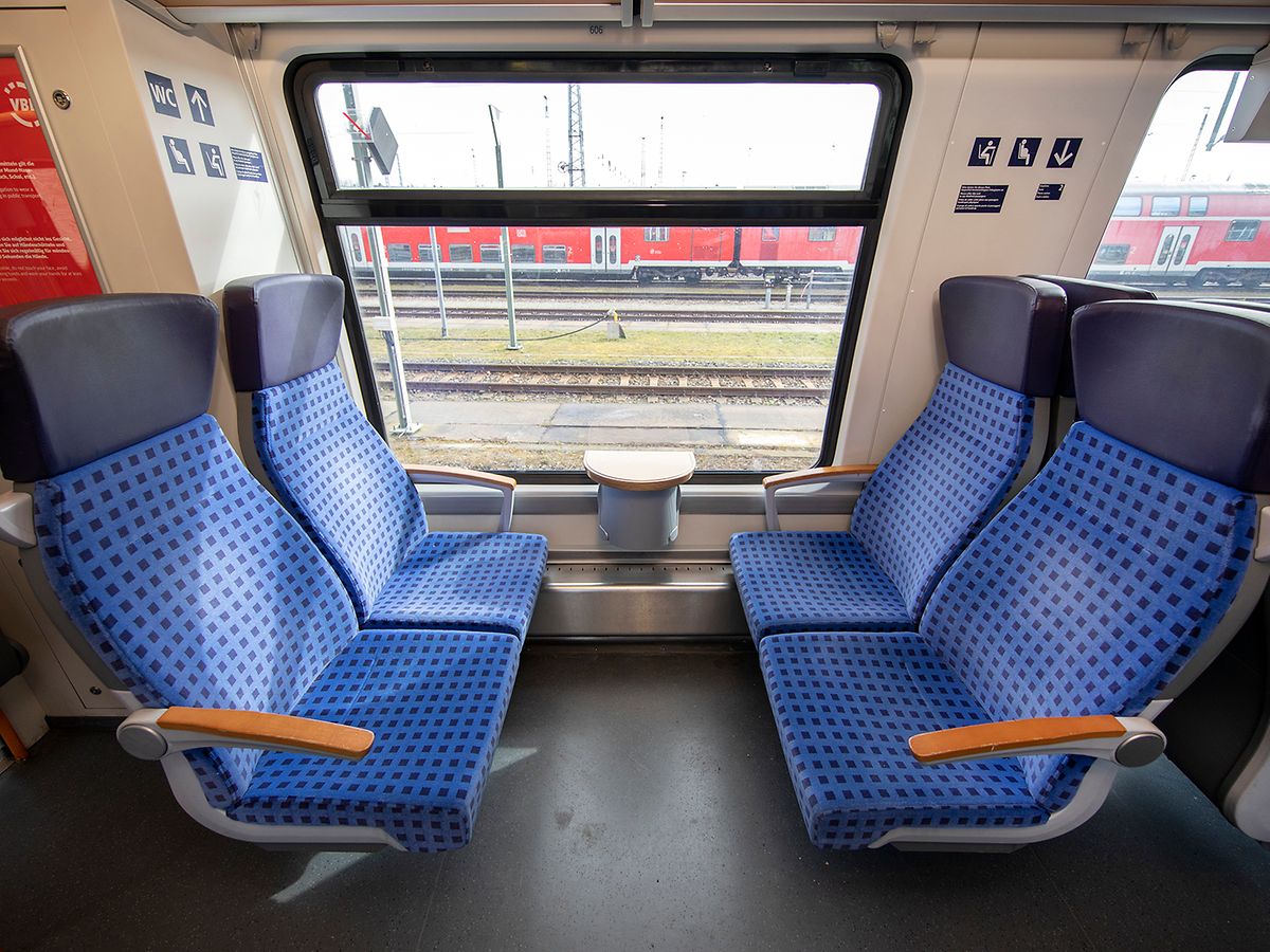 Vorher Bild: 2. Klasse im Zug