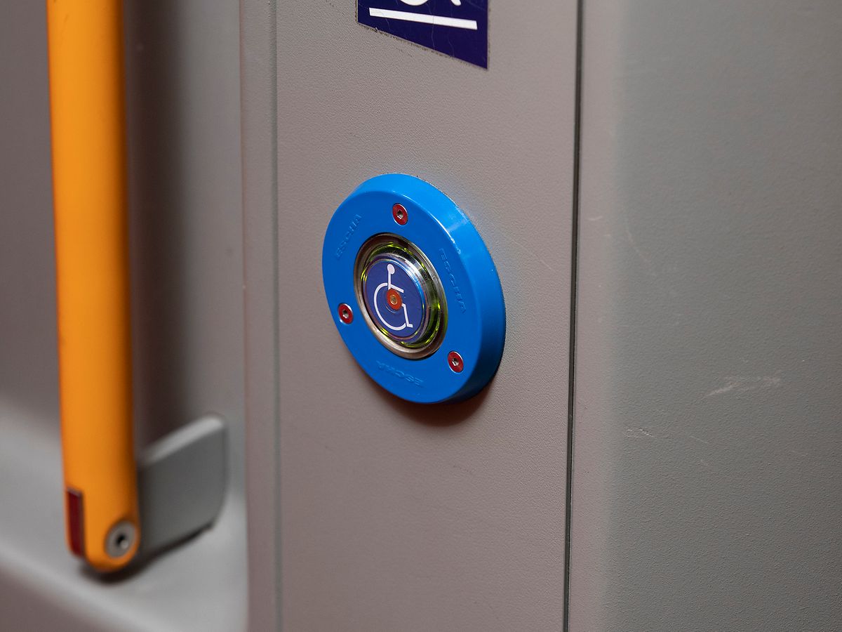 Vorher Bild: Türtaste im Zug