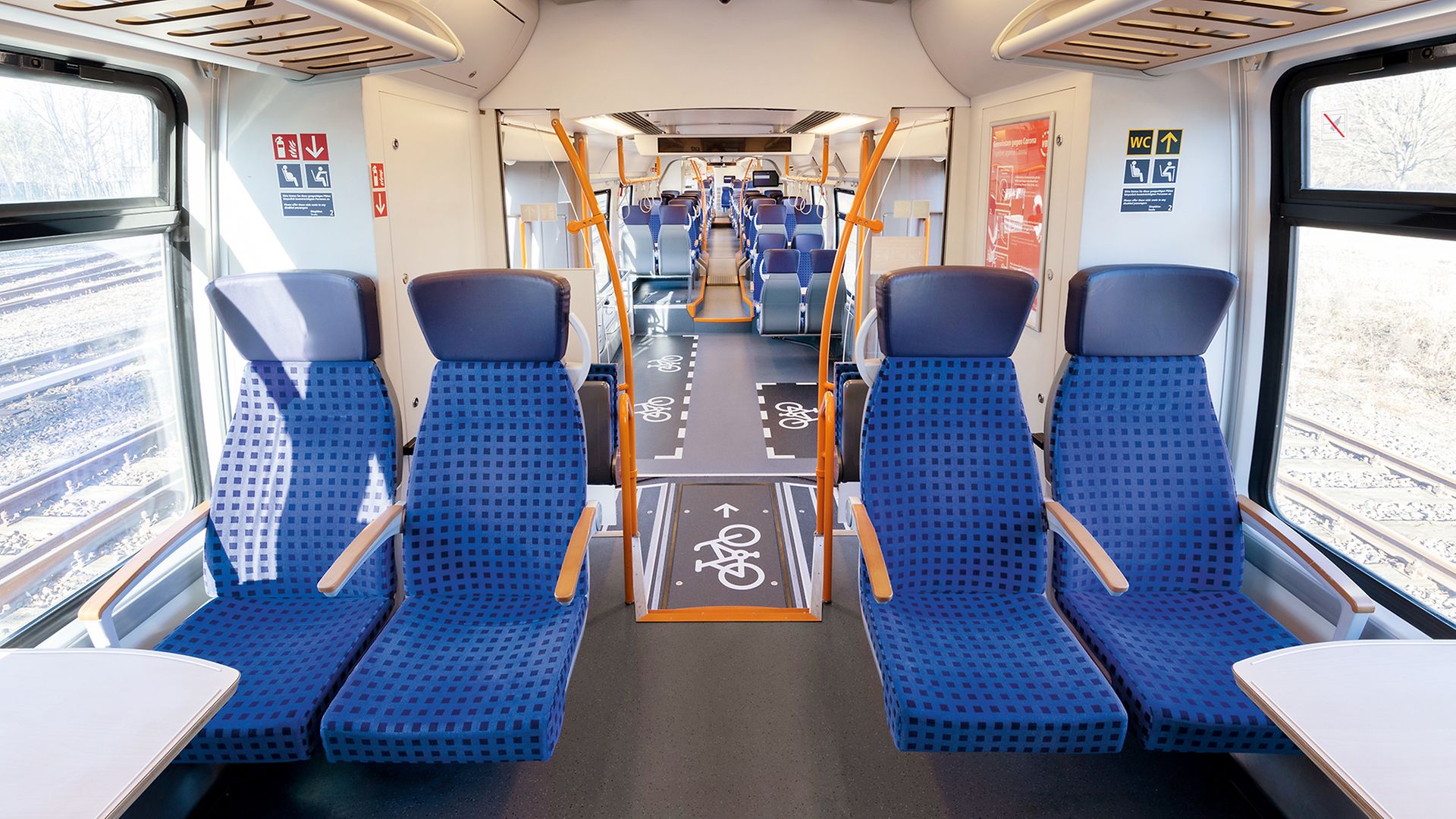 Blick in den Bereich der 2. Klasse im Talent-2-Fahrzeug mit Sitzgruppen und Fahrradabstellbereichen.