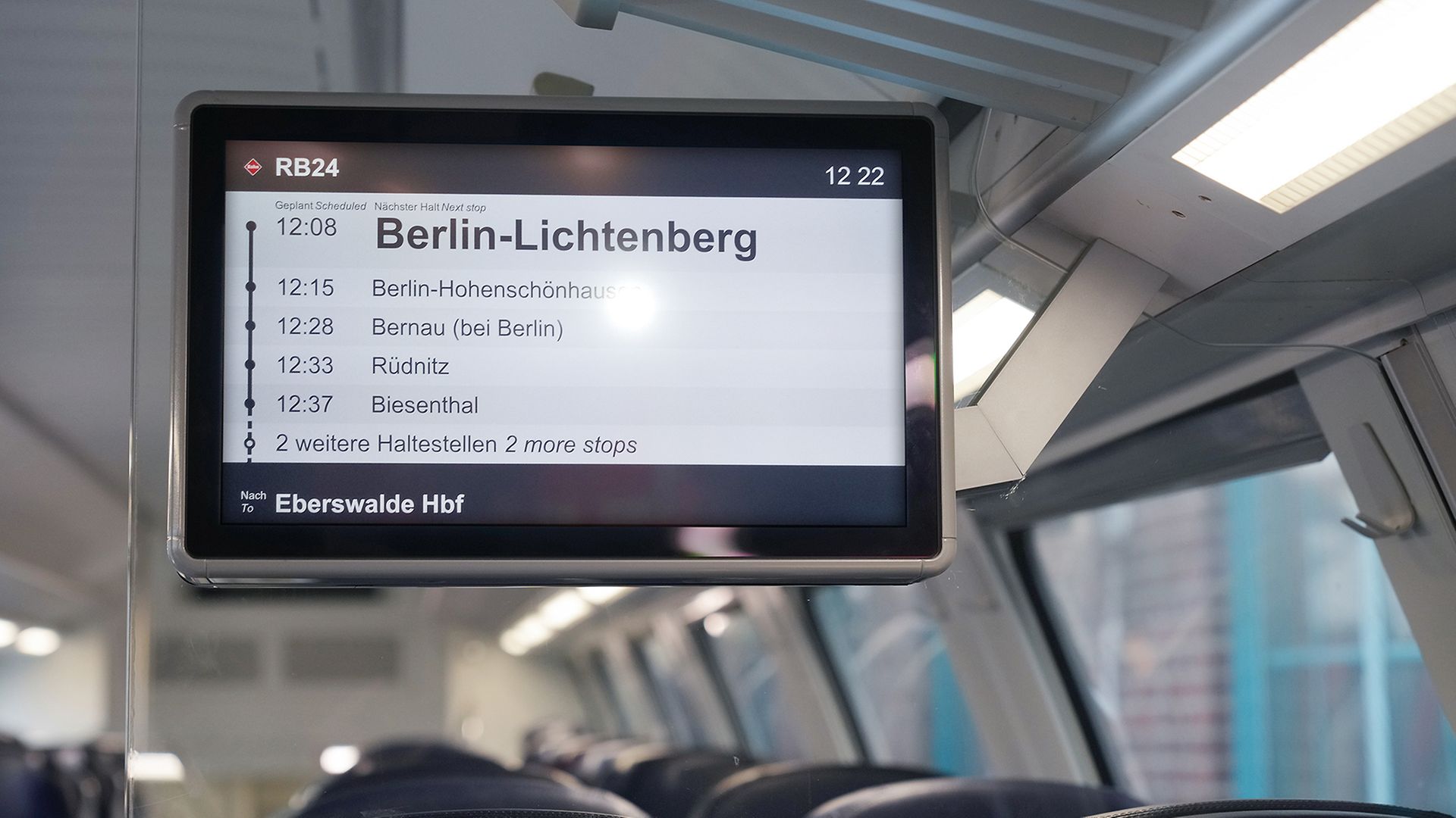 Monitor im Doppelstockwagen, angezeigt sind das Fahrtziel Berlin-Lichtenberg und einige Zwischenhalte