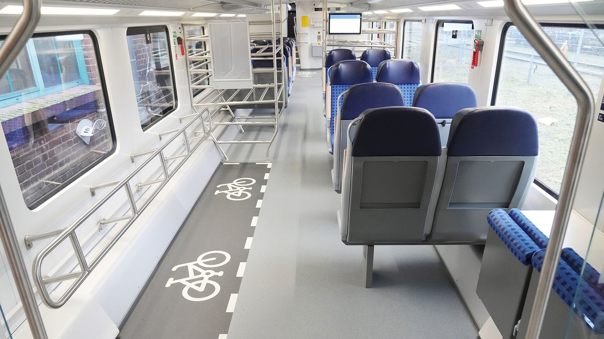 Mehrzweckbereich im Doppelstockwagen mit Fahrradbereich, Gepäckracks und Sitzen