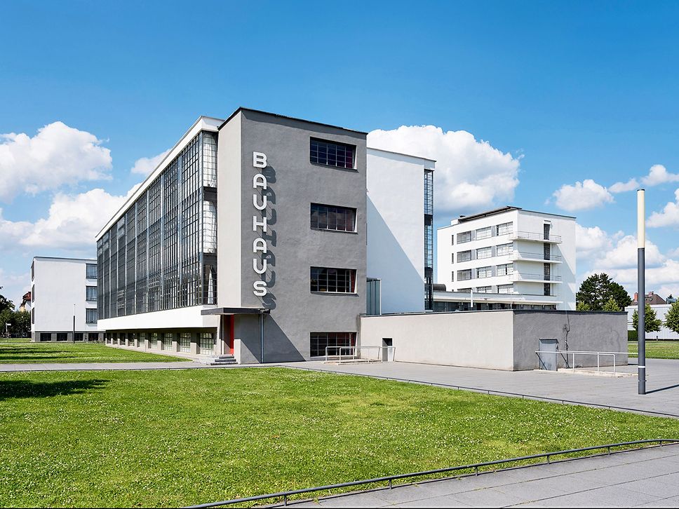Bauhaus-Gebäude nach eine Entwurf von Walter Gropius in Dessau mit markantem Bauhaus-Schriftzug an der Fassade.