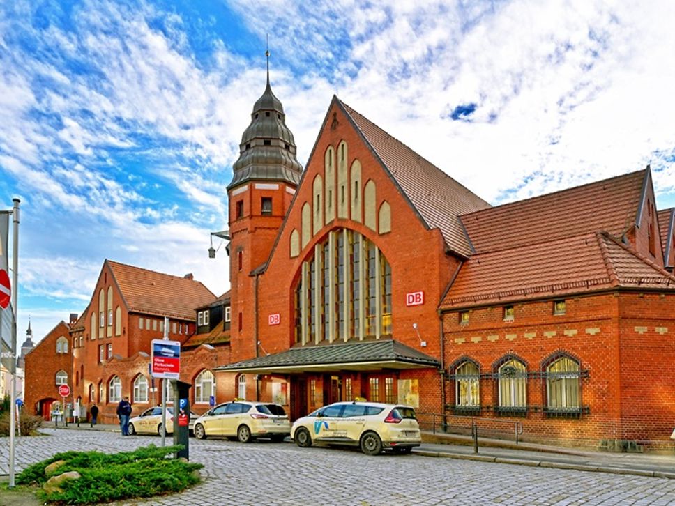 Aufnahme des Stralsunder Hauptbahnhofs, Gebäude aus rotem Backstein.