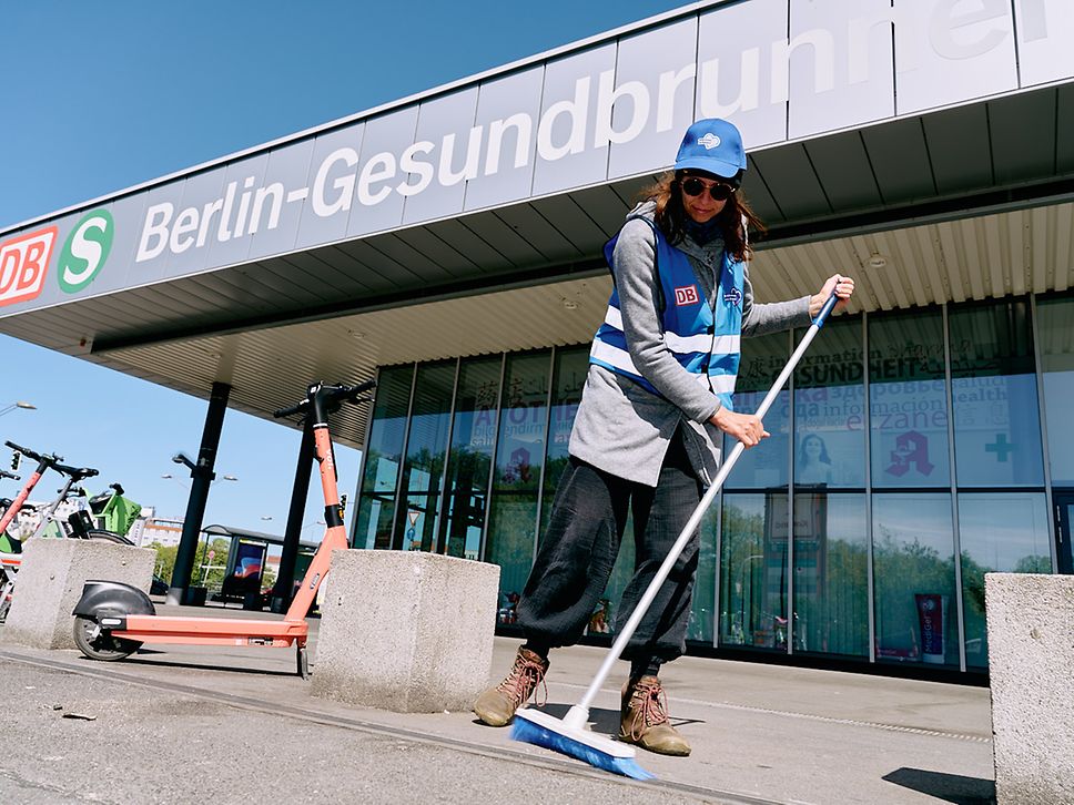 Eine DB-Mitarbeiterin kehrt vor dem Bahnhof Gesundbrunnen.