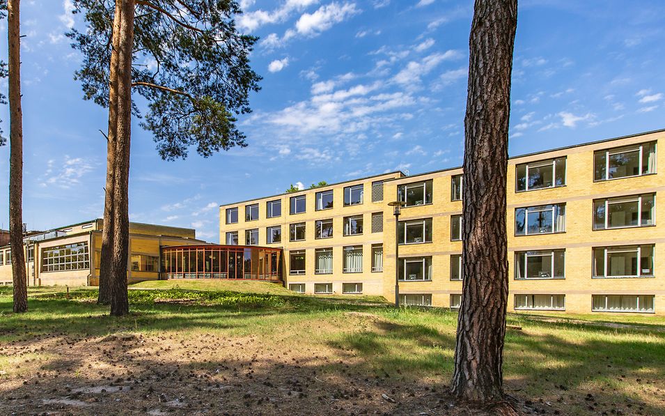 Blick auf das Bauhausdenkmal der ehemaligen Bundesschule Bernau