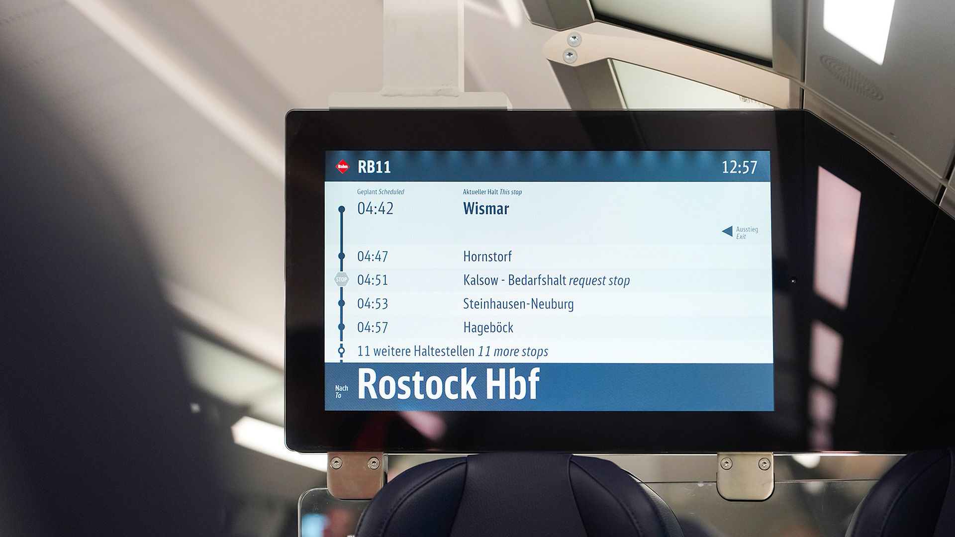 Monitor, der diversen Zwischenhalte und Endhalt Rostock Hbf anzeigt