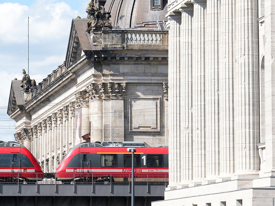 Eine Regionalbahn von DB Regio Nordost zwischen Pergammon- und Bodemuseum