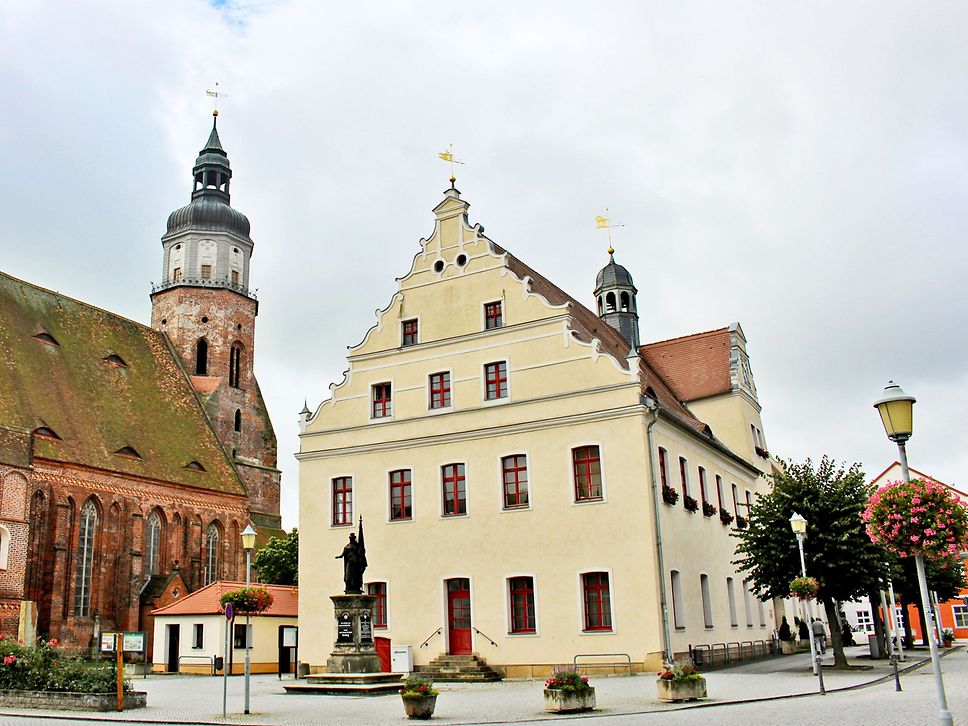 Blick auf die historische Altstadt mit Backsteinkirche und Rathausgebäude