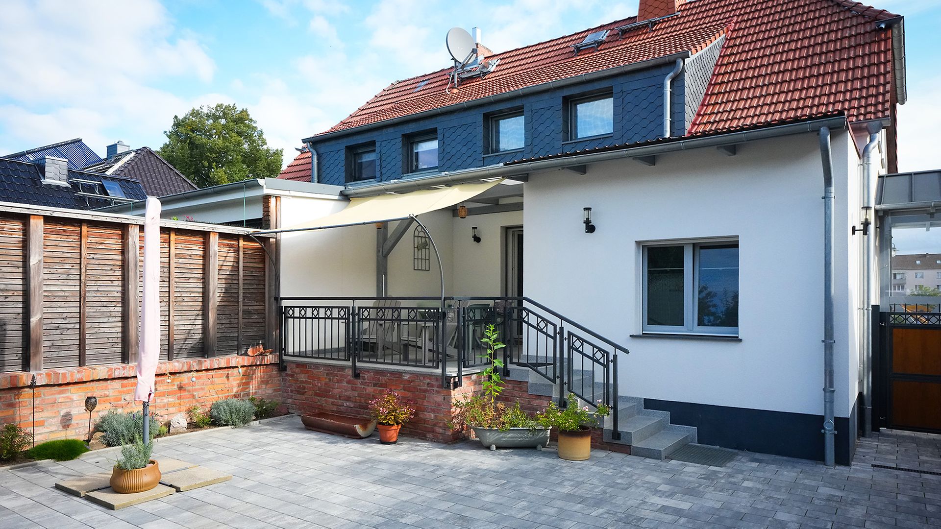 Hausfassade mit Eingangstür und Treppenaufgang der Probewohnung in Angermünde