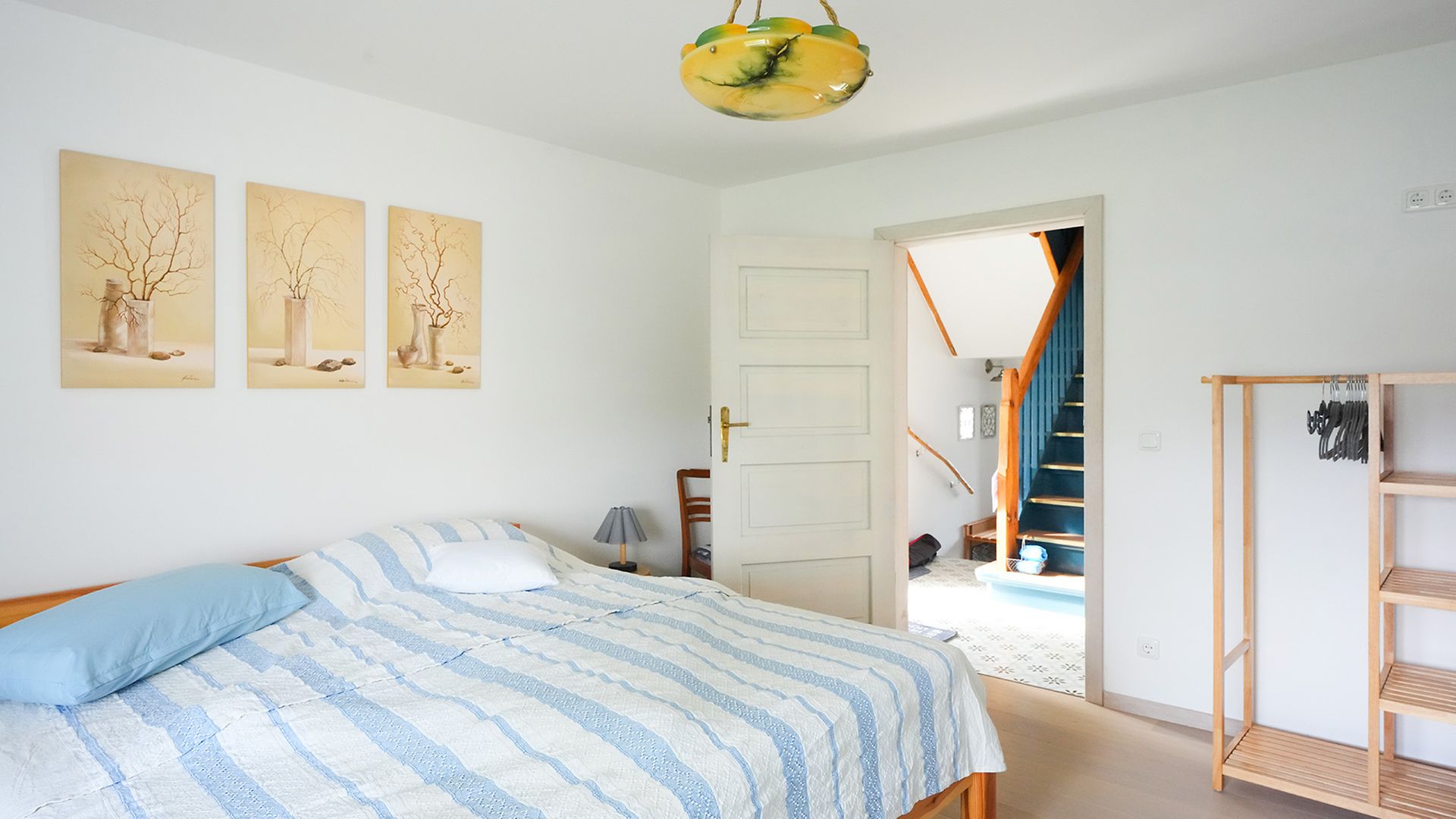 Blick ins Schlafzimmer mit Doppelbett
