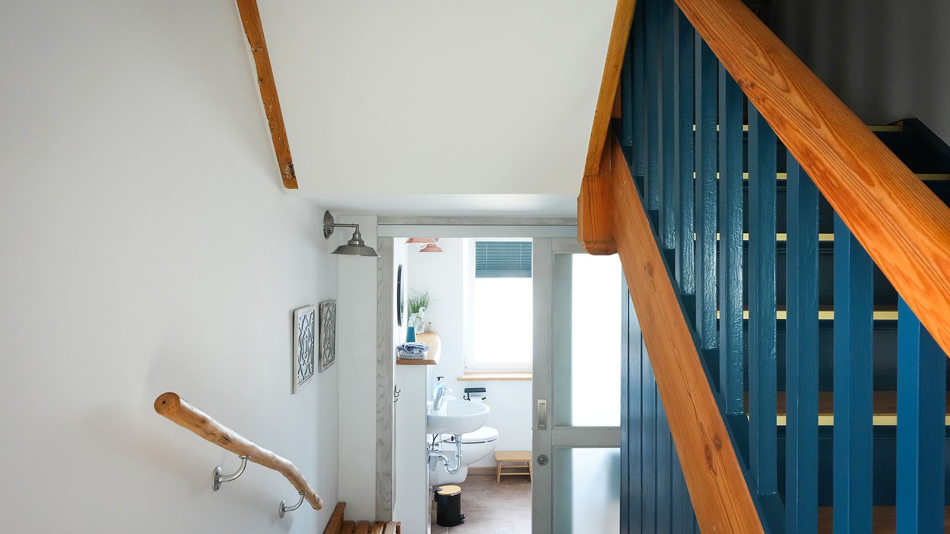 Blick auf die Treppe und das dahinter liegende Badezimmer