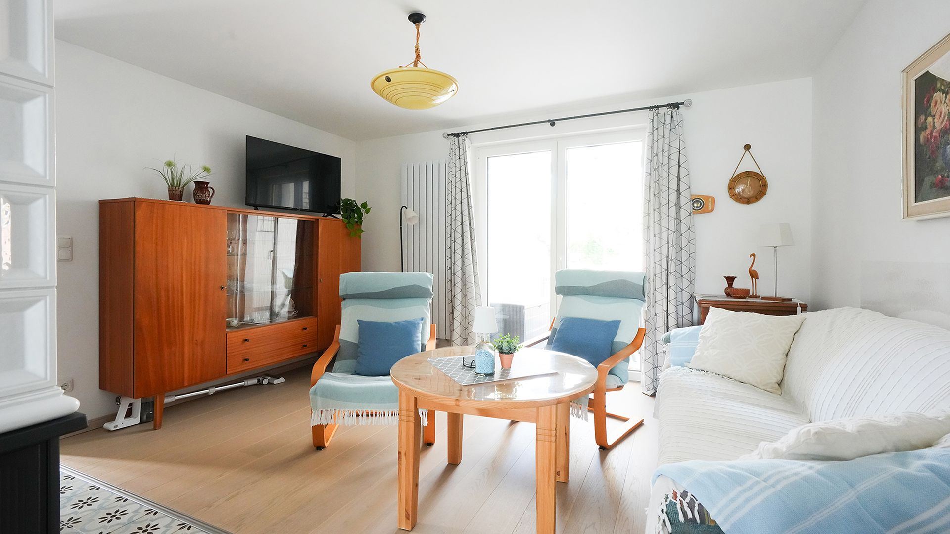 Blick ins Wohnzimmer mit Terrassentür im Hintergrund