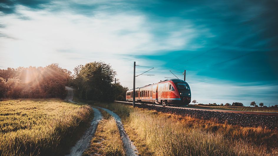 Regionalzug in Brandenburg in einer Abendstimmung