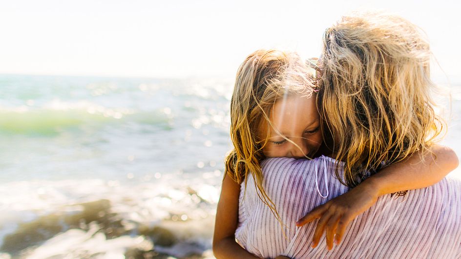 Mutter und Tochter am Strand der Ostsee