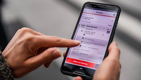 Smartphone mit der App DB Navigator