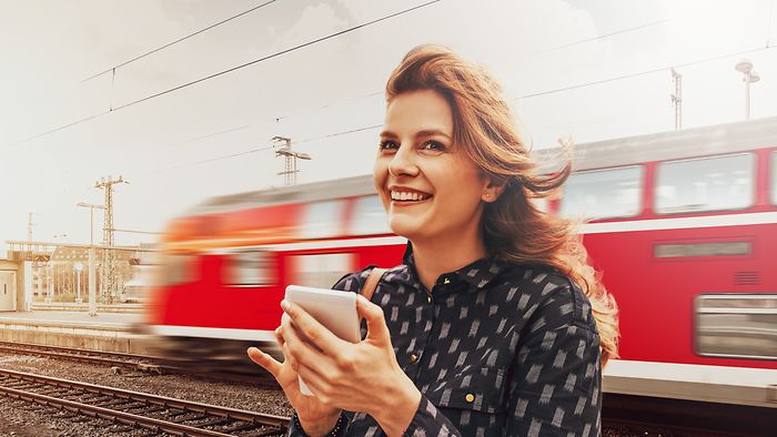 frau-bahnhof-handy