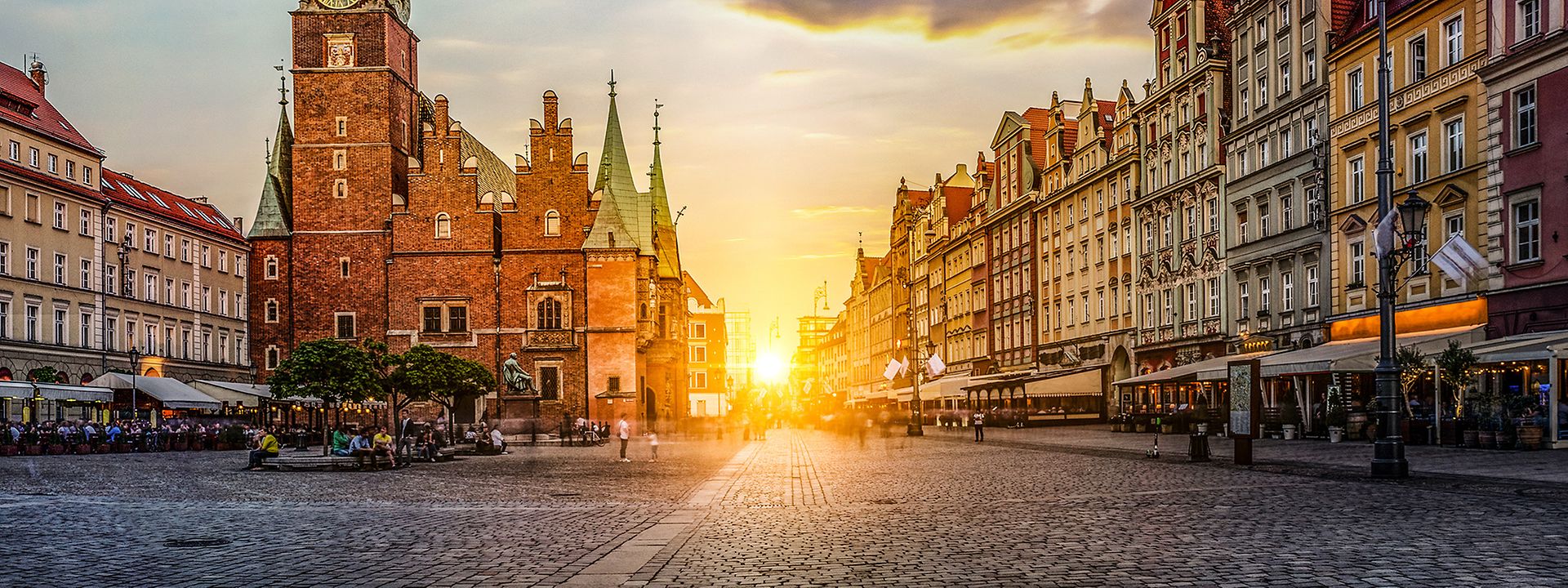 Quelle: istock.com / AleksandarNakic Breslauer Marktplatz im Sonnenaufgang