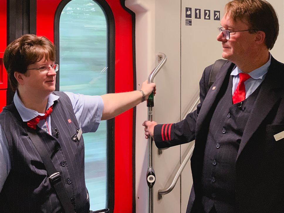 Die Kundenbetreuer Yvonne Greifenberg und Thomas Frisch bei den Dreharbeiten mit dem NDR Nordstory-Team.