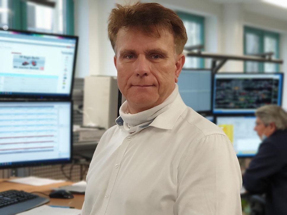 Der Teamleiter der Leitstelle+ steht vor 6 Monitoren.