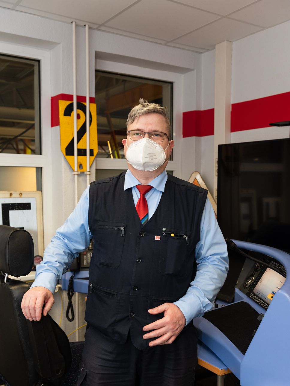 Der angehende Lokführer Michael Thiele steht im Ausbildungsraum am Simulator.