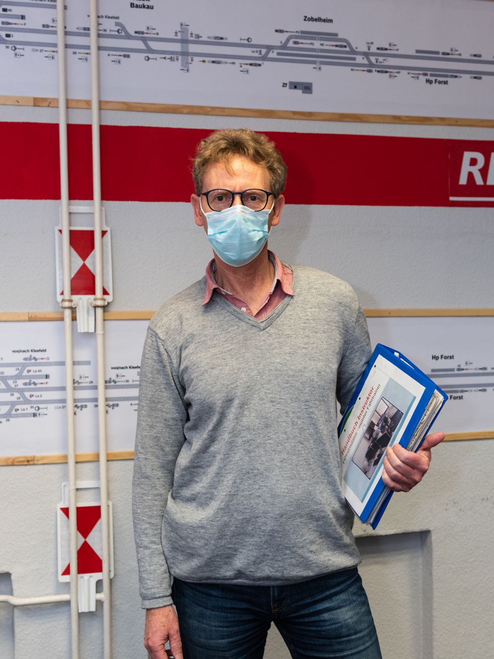 Lars Heider, Leiter Fahrpersonal und Prüfer steht in den Ausbildungsräumen in Berlin-Lichtenberg