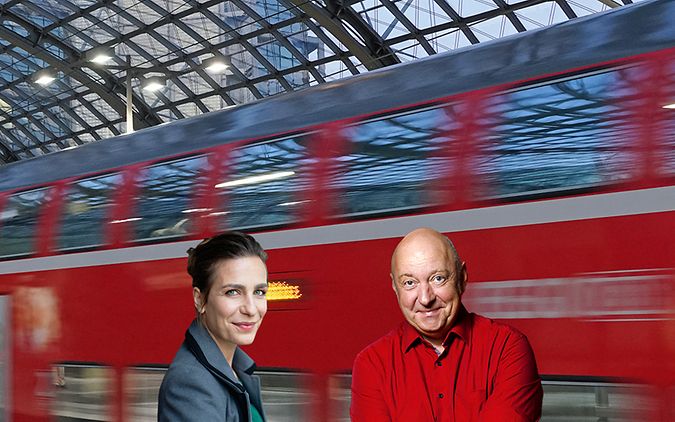 Berlin Hbf mit einfahrenden RE in den Abendstunden