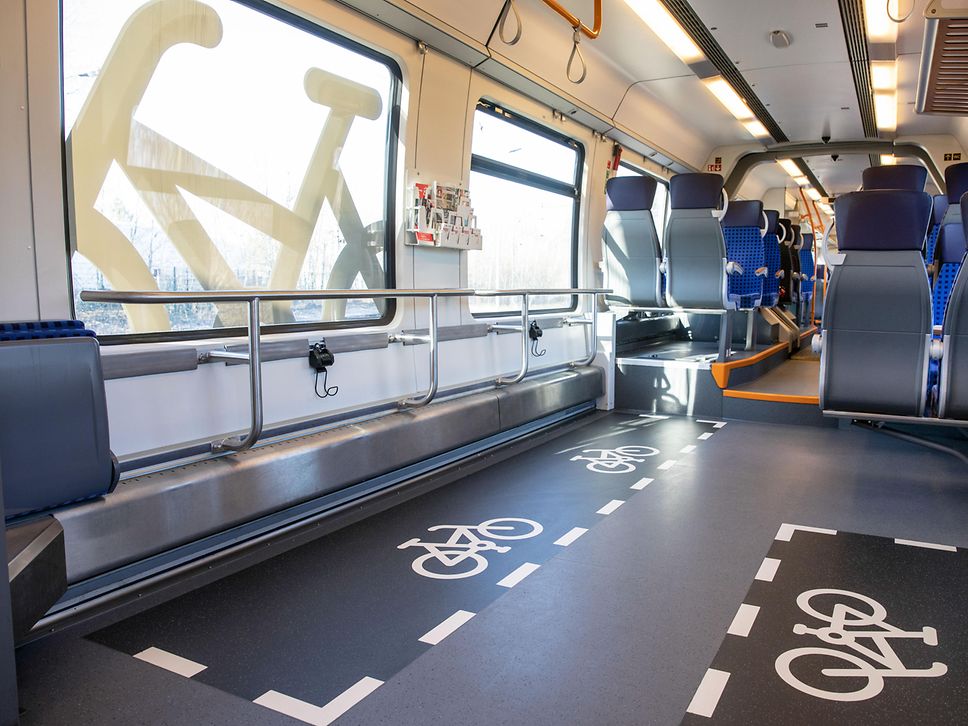 Im Fußboden sind Intarsien zur Kennzeichnung der Stellfläche für Fahrräder eingelassen