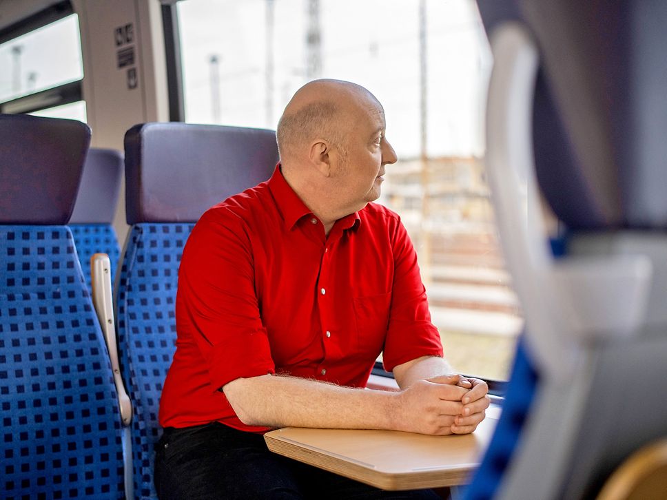 Horst Evers sitzt in einem frisch umgebauten Triebfahrzeug des Typs Talent 2