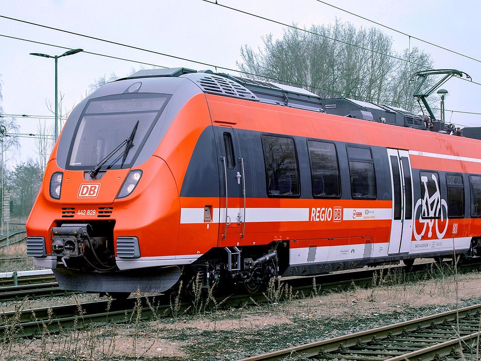 Aufgearbeitetes Fahrzeug der Baureihe 442 auf dem Gleis