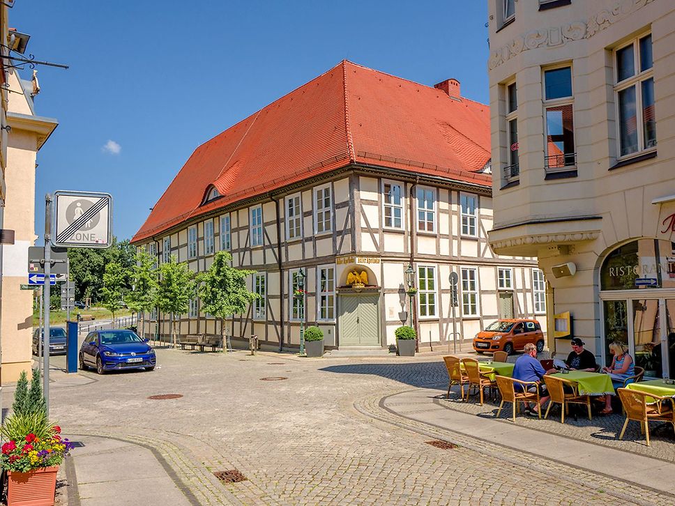 Straßenbild mit dem Fachwerkgebäude der Adler Apotheke im Zentrum