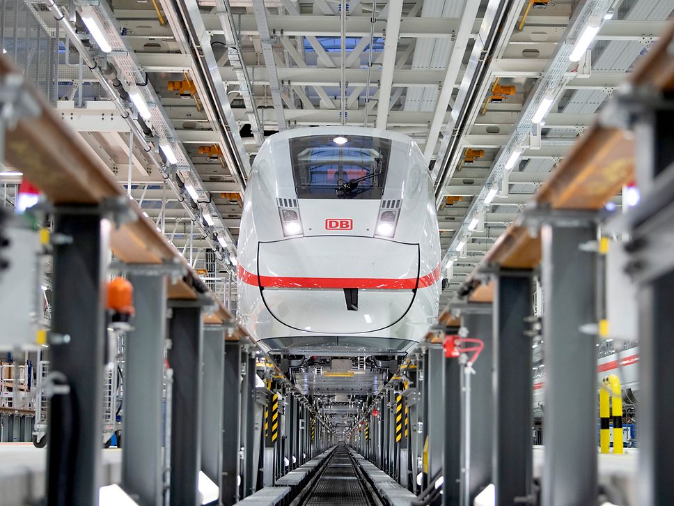 ICE in der Wartungshalle