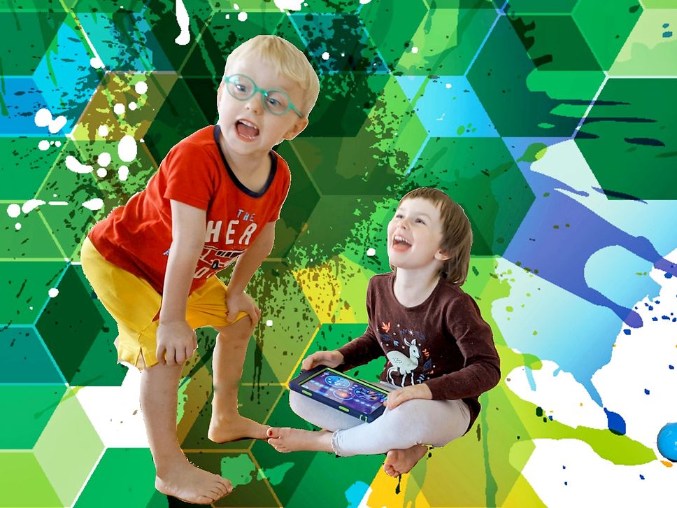 Drei Kinder spielen vor einem bunten Hintergrund.