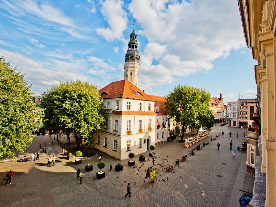 Das Rathaus mit seinem hohen Turm am Alten Marktplatz in Zielona Góra.