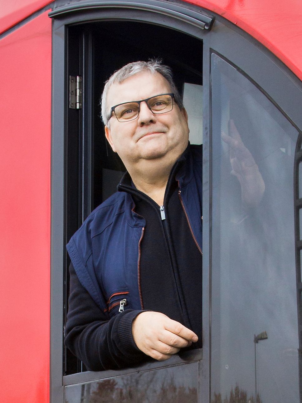 Der 58-jährige Zugbereitsteller Frank Weiß schaut aus dem Fenster seines Führerstandes.