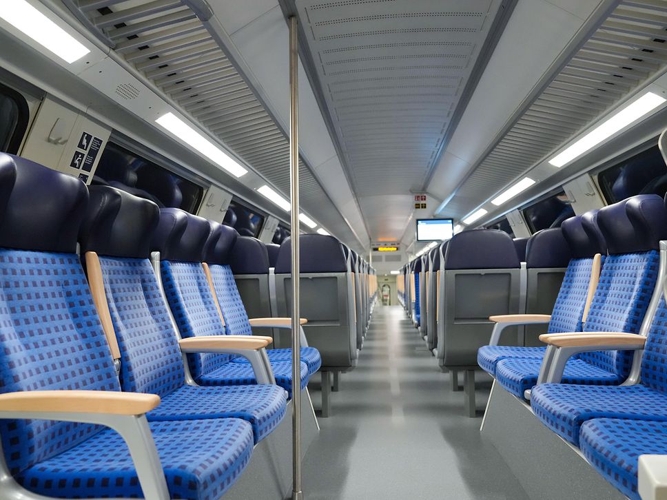 Die Sitzreihen im oberen Bereich eines modernisierten Dostos