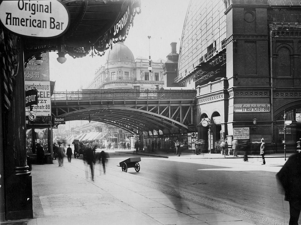 Historische schwarzweiß Aufnahme eines Blicks auf den Bahnhof Berlin Friedrichstraße vor dessen Umbau.