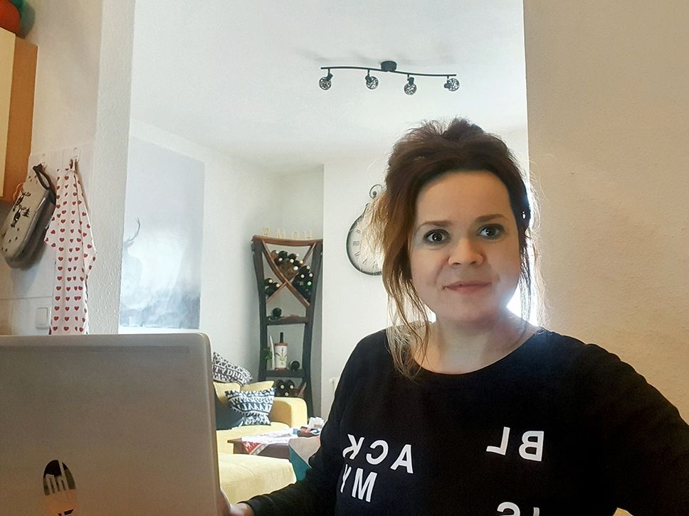 Jessica Schakau an ihrem Homeoffice-Arbeitsplatz
