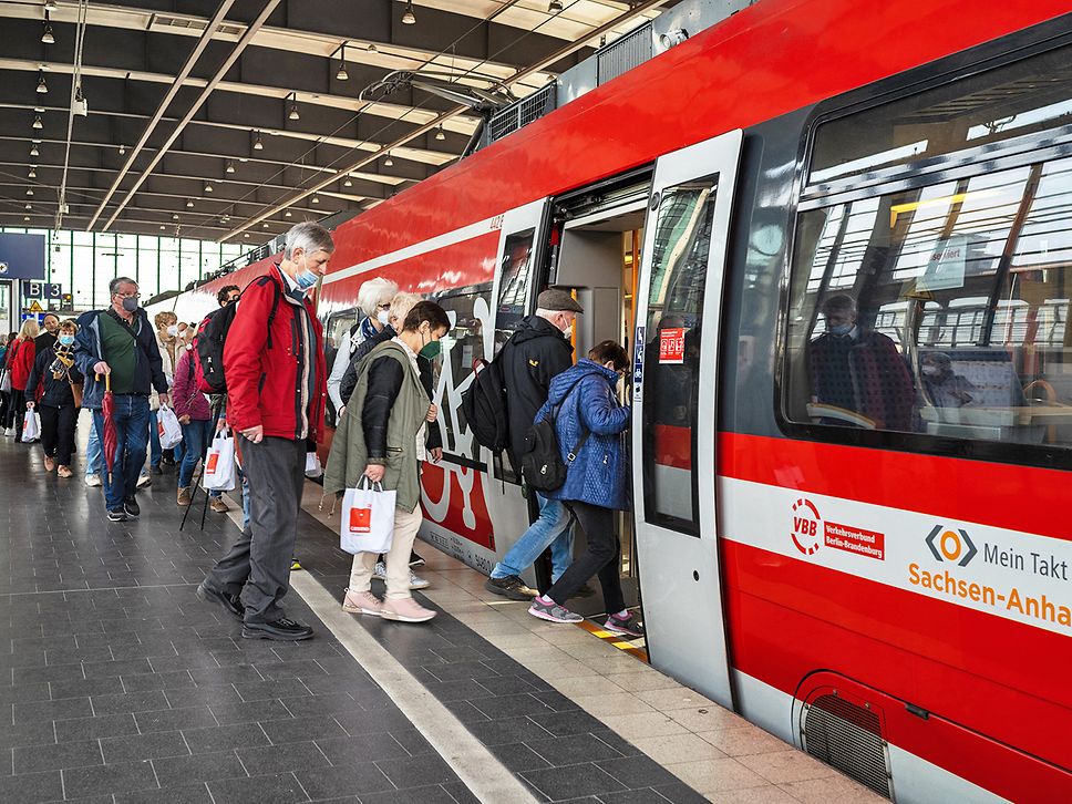 Reisegruppe steigt in den Regional-Express