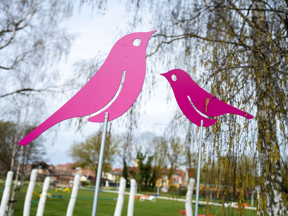 Pinkfarbene Dekovögel auf dem LAGA-Gelände