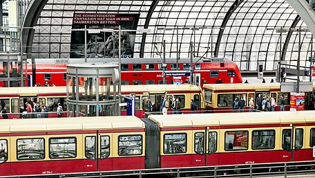 Regionalzug und zwei S-Bahnen im Berliner Hauptbahnhof