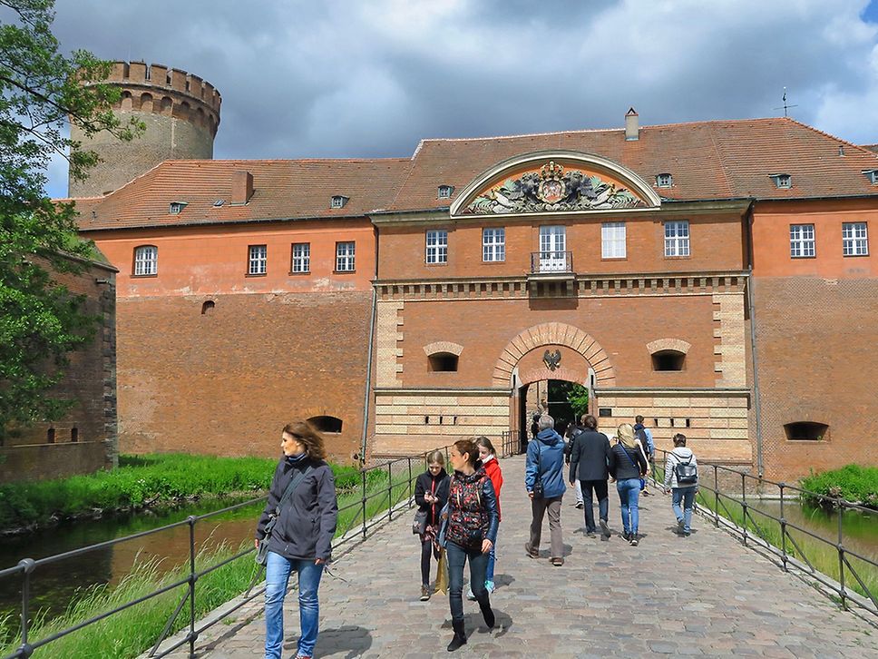 Tourist:innen vor der Zitadelle Spandau.