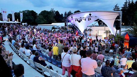 Publikum vor der Bühne der Landesgartenschau in Beelitz.