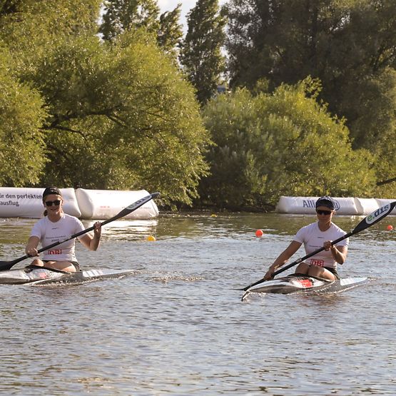 Zwei Sportler:innen der Potsdamer Kanuten auf dem Wasser.